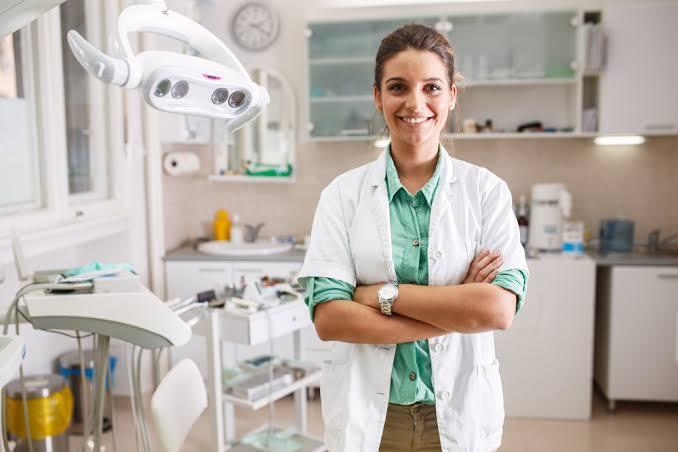Dr. Elira Gashi — Ortodonte & Estetikë Dentare